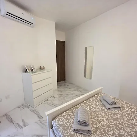 아파트 Modern Close To Seafront 세인트폴스베이